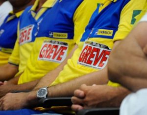 Funcionários dos Correios entram em greve