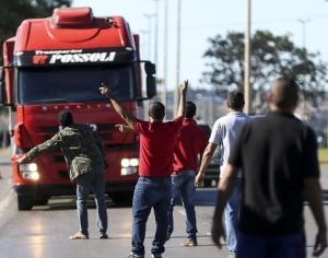 Para evitar greve, governo insere caminhoneiros em prioridade de vacina