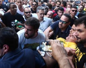 Candidato Bolsonaro é esfaqueado durante evento em Minas Gerais