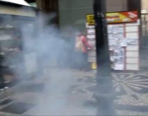 Bomba é atirada contra candidato ao Governo do Paraná; veja o vídeo