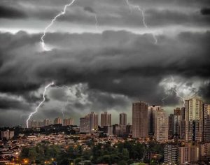Incrível imagem de uma noite chuvosa em Londrina