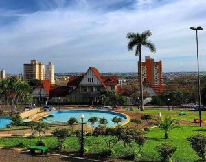 Linda foto da Praça Rocha Pombo reformada