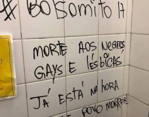 Pichação pró-Bolsonaro em cursinho pede morte aos negros e aos gays
