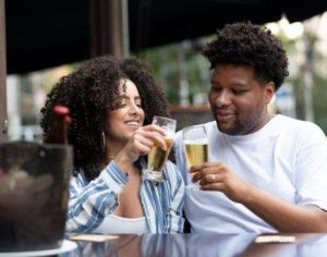 Cervejinha e barzinho: Por que o brasileiro ama falar no diminutivo