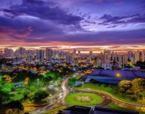 Impressionante registro da rotatória do Ginásio Moringão em Londrina