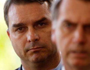 Cármen Lúcia manda PGR investigar ajuda da Abin a Flávio Bolsonaro