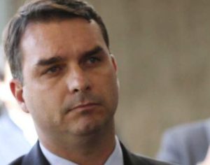 Flávio Bolsonaro lavou até R$ 1,6 milhão em loja de chocolate, diz MP