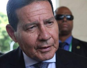 Mourão diz que autorizar Lula a ir ao velório do irmão é ‘questão humanitária’