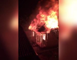 Incêndio destrói casa na Zona Leste de Londrina; veja o vídeo
