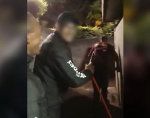 Vídeo mostra idoso sendo molhado por seguranças e revolta internautas