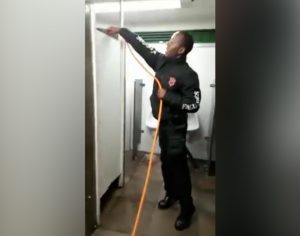 Novo vídeo desmente seguranças que molharam idoso e traz cenas fortes