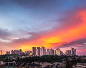 Um jogo de cores sensacional no céu de Londrina
