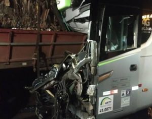 Ônibus da Viação Garcia bate em caminhão na BR-369; motorista morre