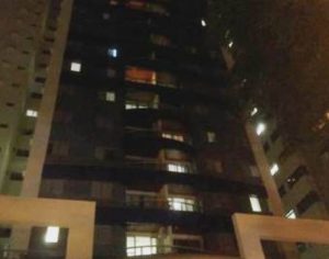 Prédio é evacuado após incêndio em quarto no 13º andar em Londrina