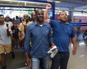 Grupo faz protesto em agência da Caixa após acusação de racismo