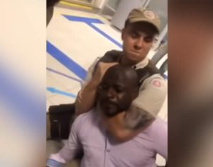 Empresário leva gravata na frente da filha e acusa banco e PM de racismo