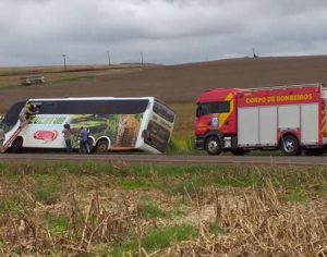 Ônibus cai em barranco na PR 445 entre Tamarana e Mauá da Serra