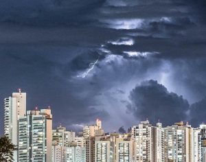 Chuva e trovões em Londrina capturados em um registro incrível
