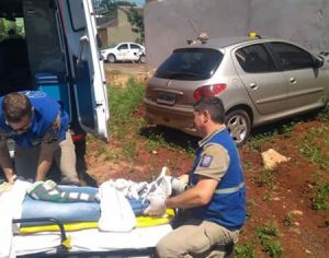 Mulher tem mal súbito e bate carro contra um muro em Londrina