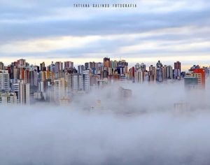 Manhã de nevoeiro em Londrina em uma imagem brilhante
