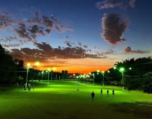 Que demais! Uma linda imagem noturna do Aterro do Igapó