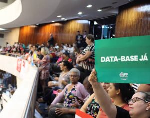 Servidores do Paraná fazem paralisação nesta segunda-feira