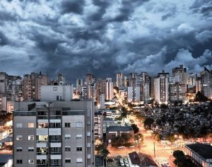 Um registro bem sinistro do céu de Londrina