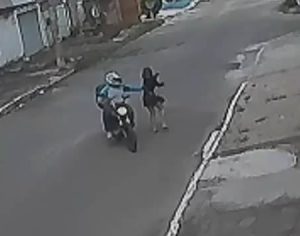 VÍDEO: câmera flagra motociclista que volta para apalpar seio de pedestre