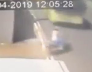 Vídeo: mulher escapa da morte ao se chocar contra ônibus em Londrina