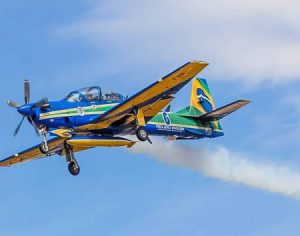 Registro bem de pertinho da aeronave da Esquadrilha da Fumaça em Londrina