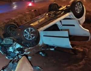 Carro cai em buraco de obra na Avenida Dez de Dezembro