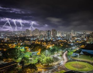Impressionante imagem desta noite chuvosa em Londrina