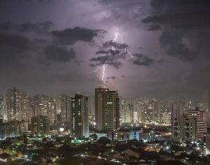 Registro de uma noite chuvosa em Londrina