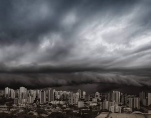Será que vai chover? Veja este céu super nublado em Londrina