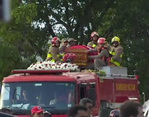 Corpo de Gabriel Diniz chega a cemitério, após velório na Paraíba