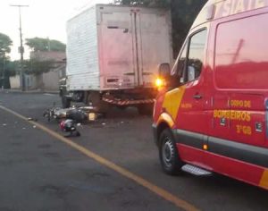 Motociclista perde a vida ao colidir contra caminhão em Londrina
