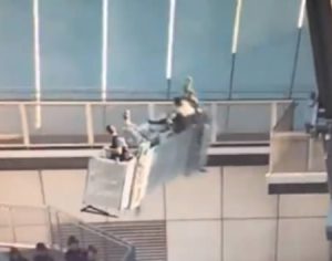 Vídeo: plataforma suspensa a 227 metros com faxineiros perde o controle