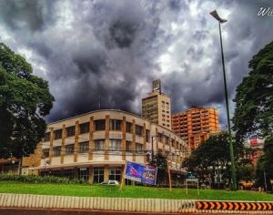 Registro de um tempo chuvoso no Centro de Londrina