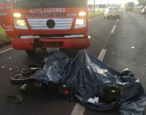 Mulher morre em acidente entre moto e caminhão na BR-369 em Londrina