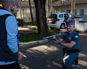 Vestindo sua farda, PM paulista pede o namorado em casamento