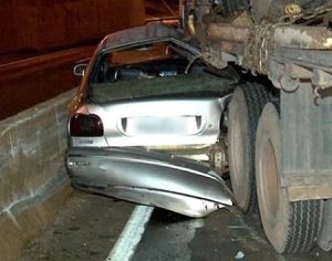 Carro fica prensado após acidente com caminhão na PR-445 em Londrina