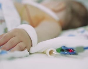 Pai dorme sem querer em cima da filha de 1 mês, que morre asfixiada no PR