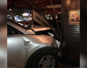 Carro invade restaurante na Av. Higienópolis em Londrina