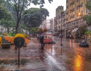 Belo registro de um dia chuvoso em Londrina