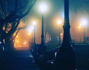 Uma noite fria e misteriosa na Praça da Bandeira em Londrina