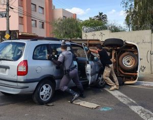 Jovem com CNH nova se atrapalha com pedais e bate carro em viatura da PM