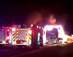 Ônibus da Viação Garcia sofre incêndio na BR-369 em Ibiporã