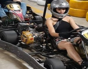 Jovem tem couro cabeludo arrancado por kart