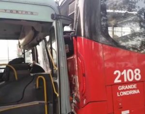 Batida entre dois ônibus deixa oito feridos em avenida da zona sul de Londrina
