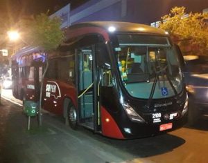 Mulher é atropelada por ônibus no centro de Londrina